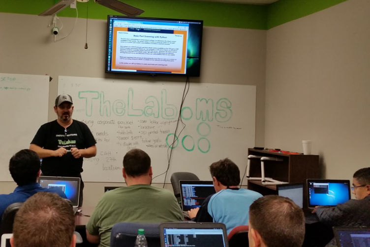 Richard Gowen teaching a class at TheLab.ms